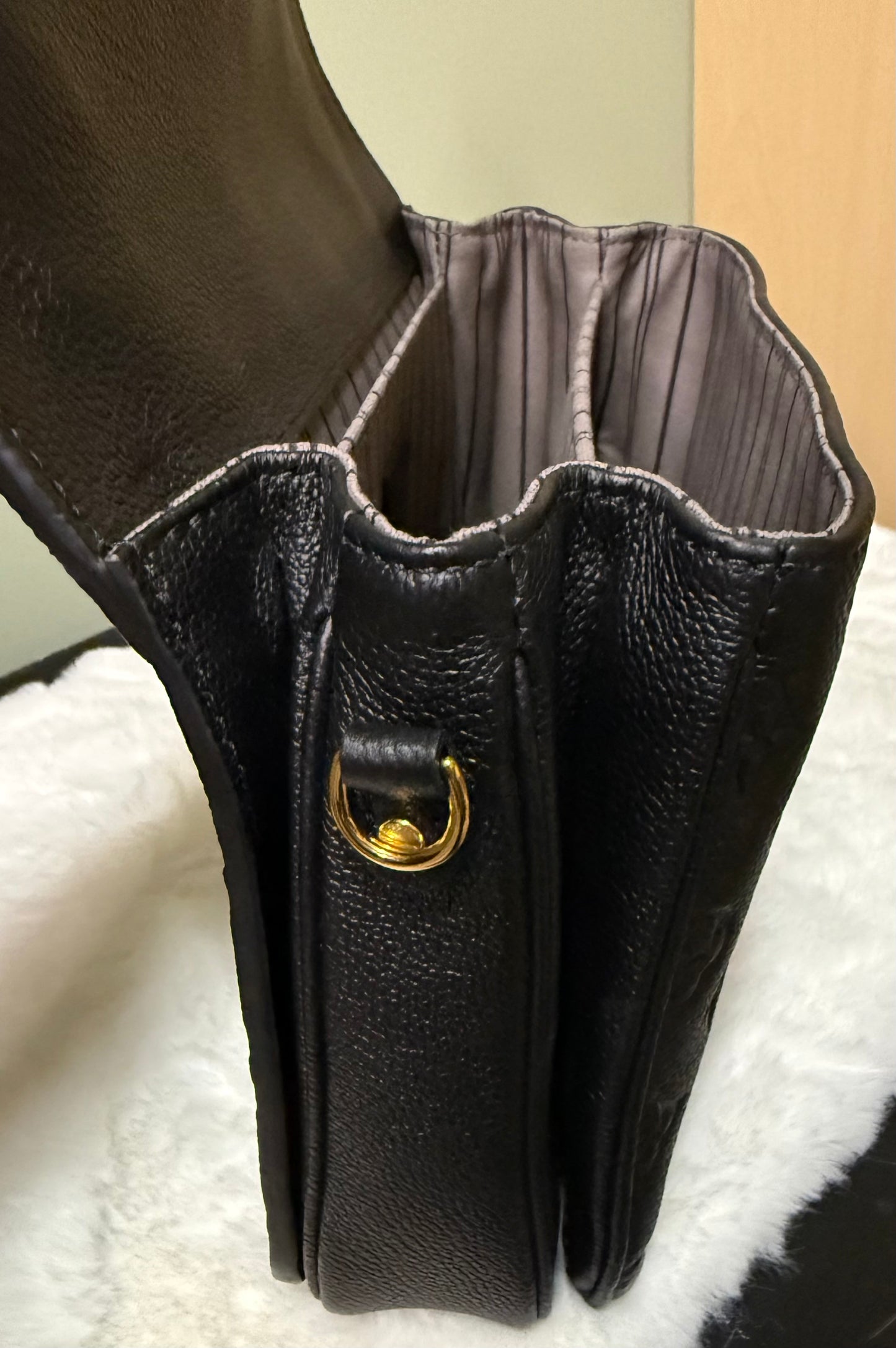 Louis Vuitton Pochette Métis Empreinte Monogram Noir