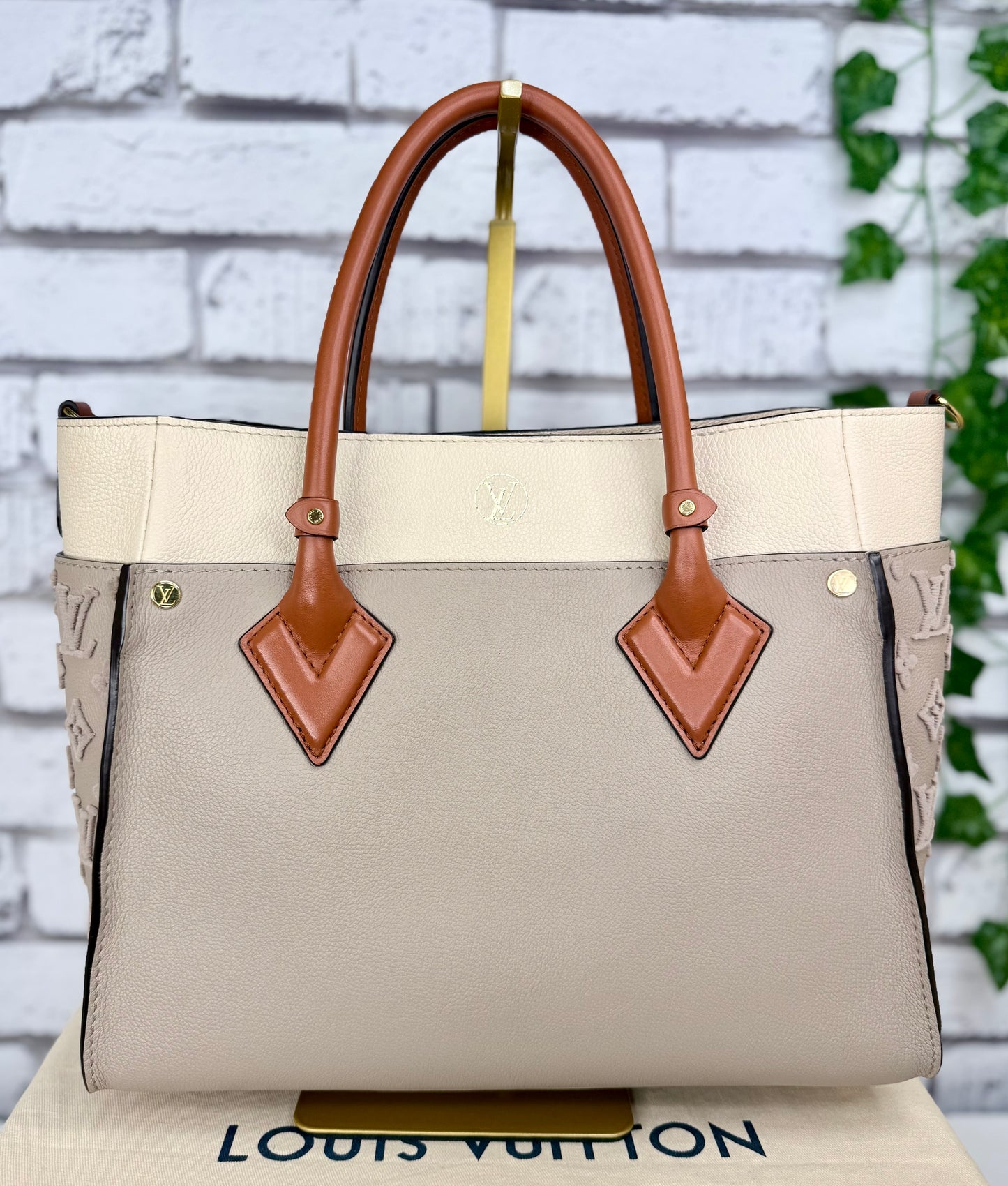 Louis Vuitton On My Side MM (Galet) - Excellent
