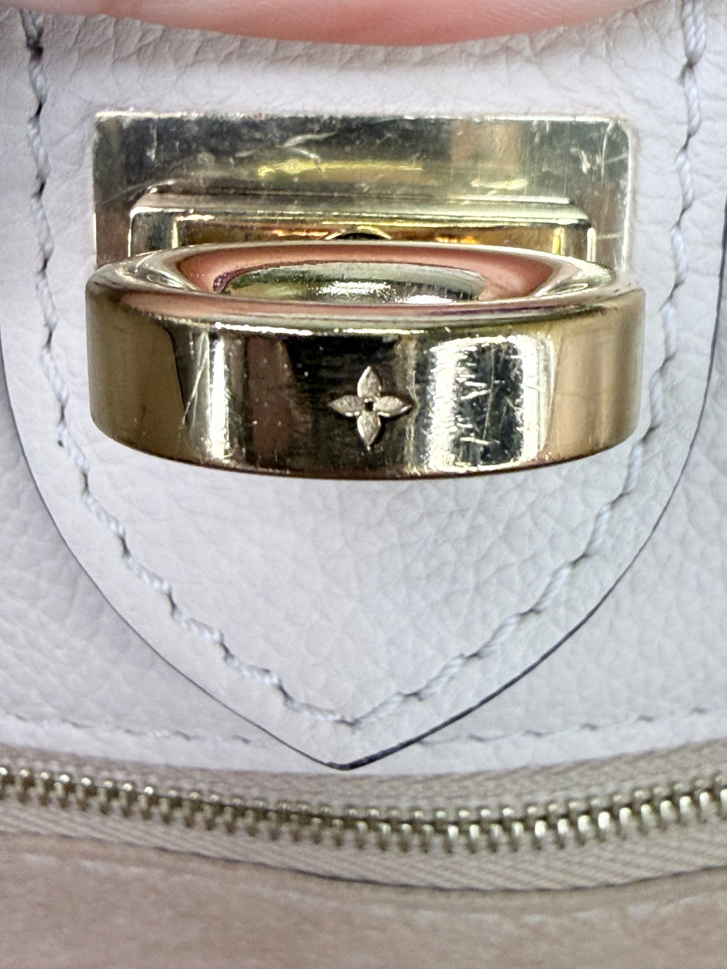 Louis Vuitton On My Side MM (Galet) - Excellent