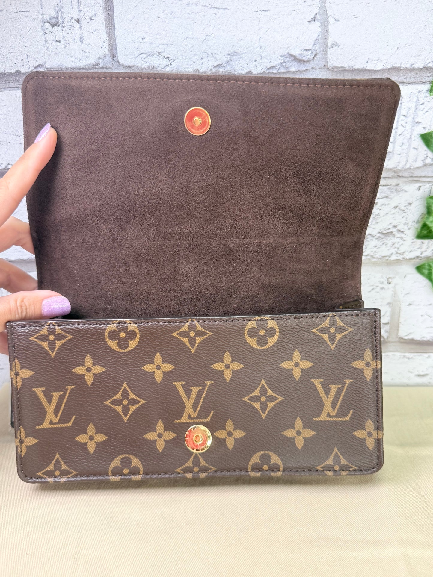 Louis Vuitton Chain Lily (Monogram) - Pristine