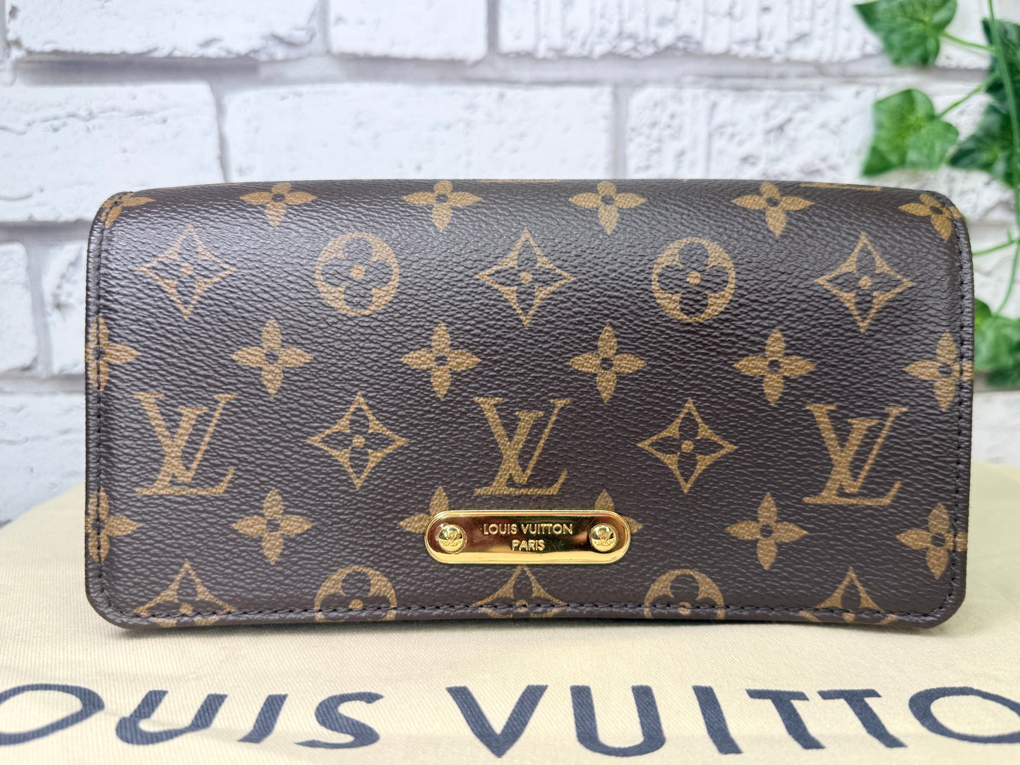 Louis Vuitton Chain Lily (Monogram) - Pristine