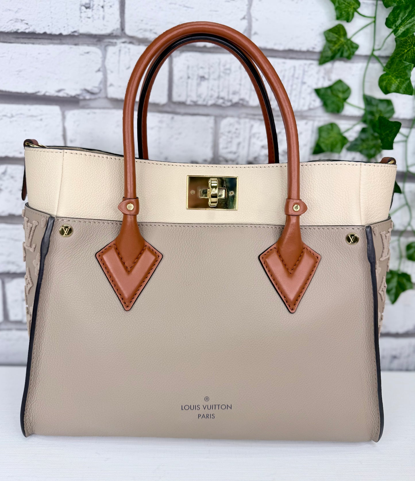 Louis Vuitton On My Side MM (Galet) - Excellent