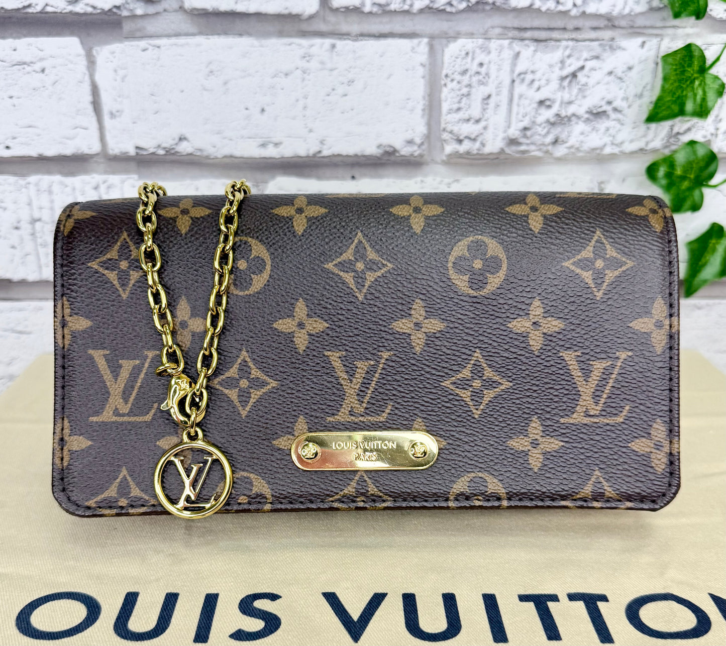 Louis Vuitton Chain Lily (Monogram) - Pristine