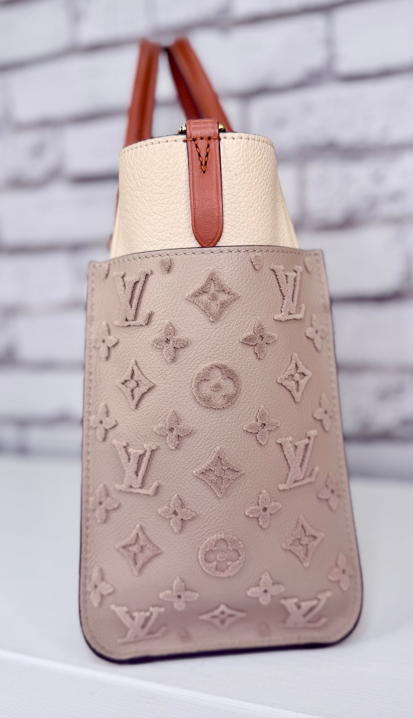 Louis Vuitton On My Side MM (Galet) - Excellent