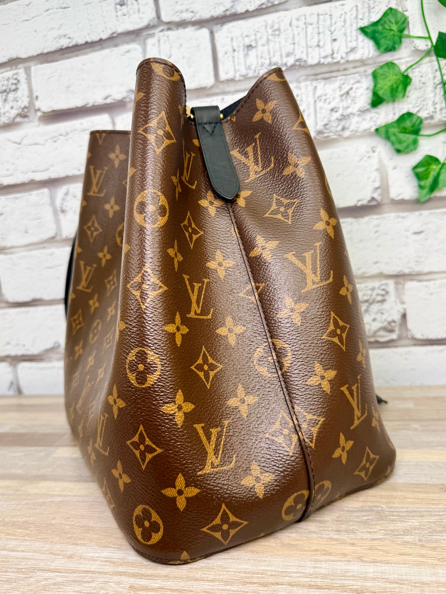 Louis Vuitton Neo Noe MM (Monogram/Black) - Excellent