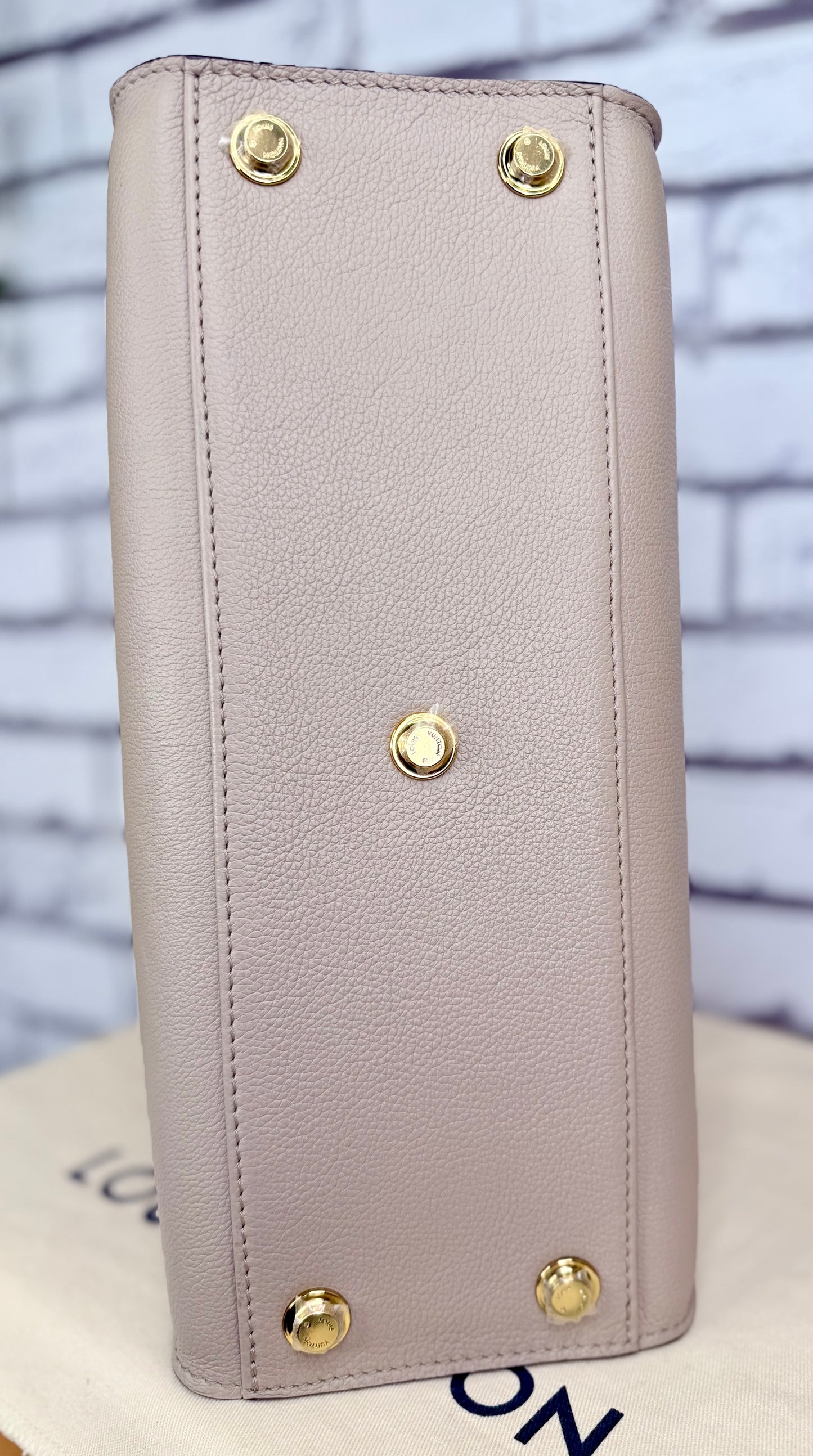 Louis Vuitton On My Side MM (Galet) - Excellent