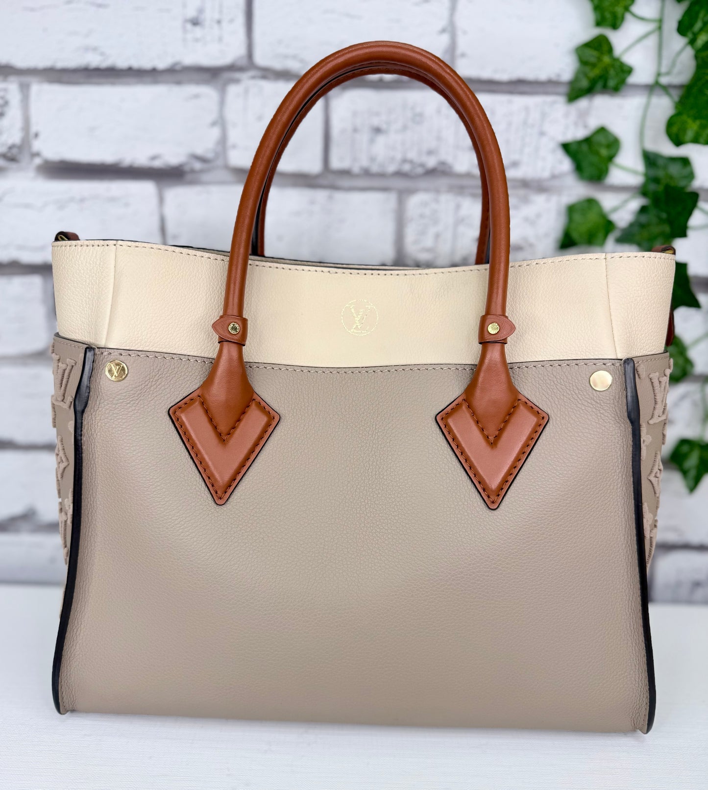 Louis Vuitton On My Side MM (Galet) - Excellent