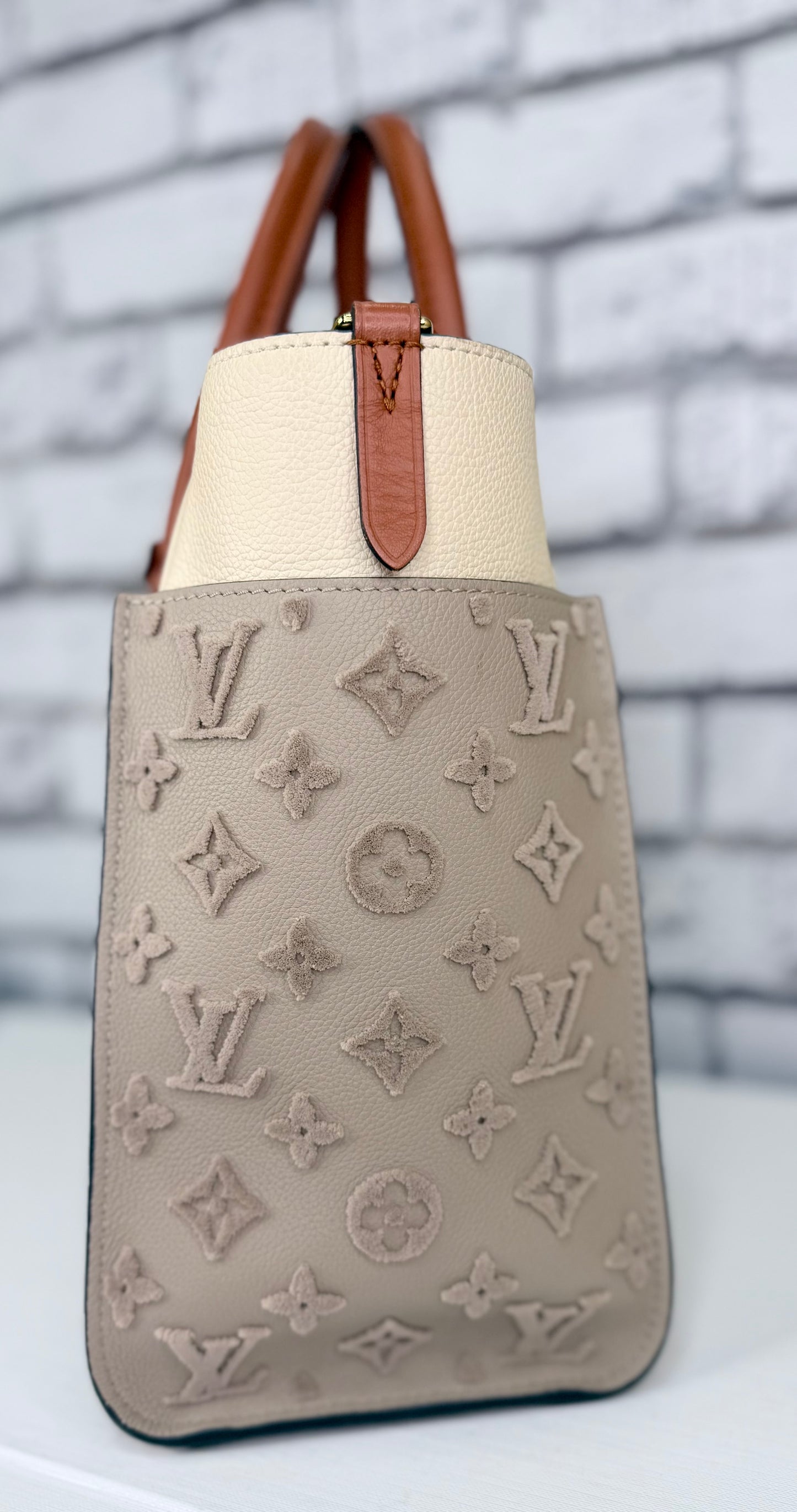 Louis Vuitton On My Side MM (Galet) - Excellent
