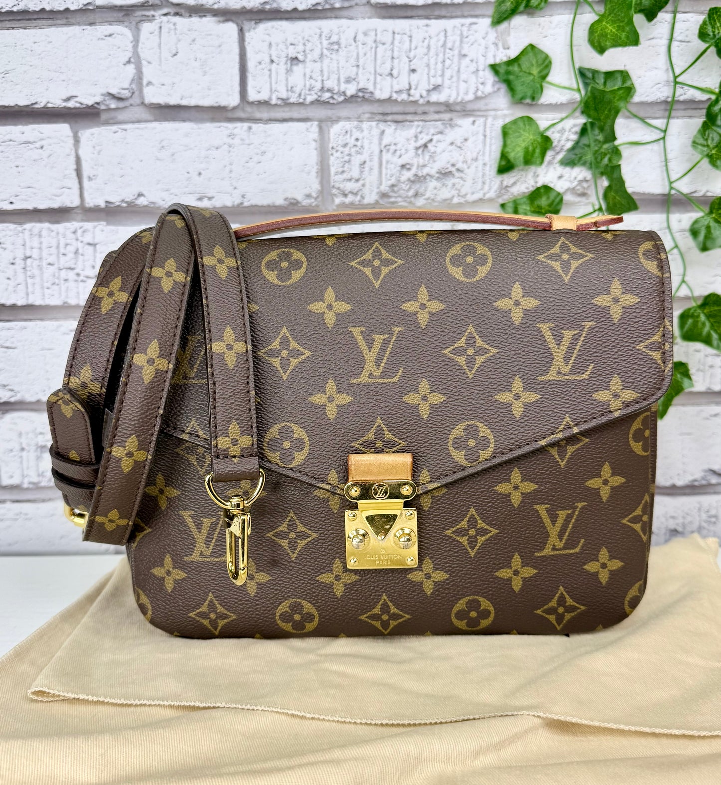 Louis Vuitton Pochette Métis (Monogram) - Great/Excellent