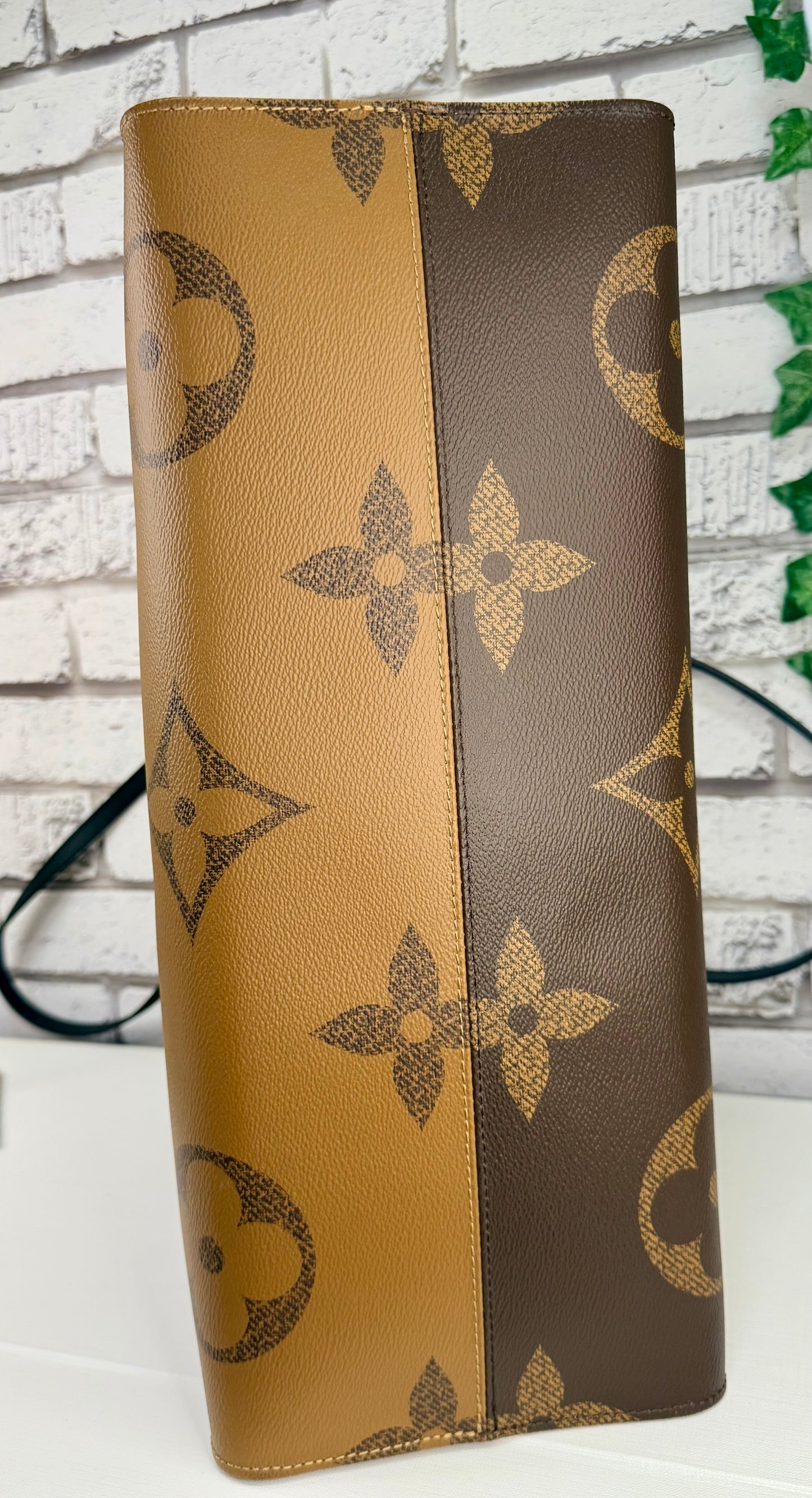 Louis Vuitton On The Go GM (Monogram Reverse)