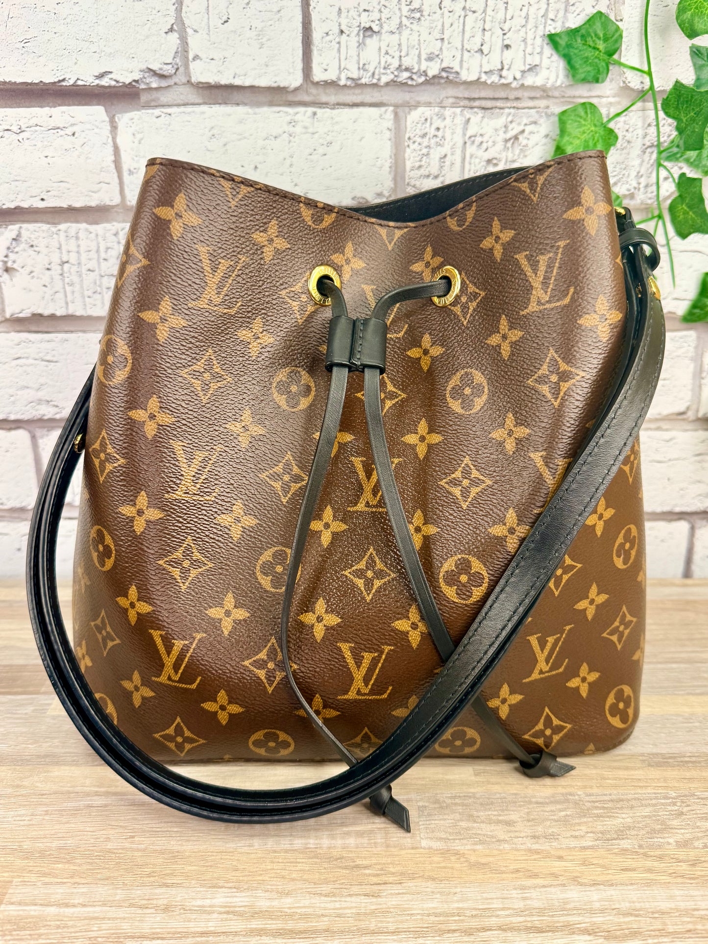 Louis Vuitton Neo Noe MM (Monogram/Black) - Excellent