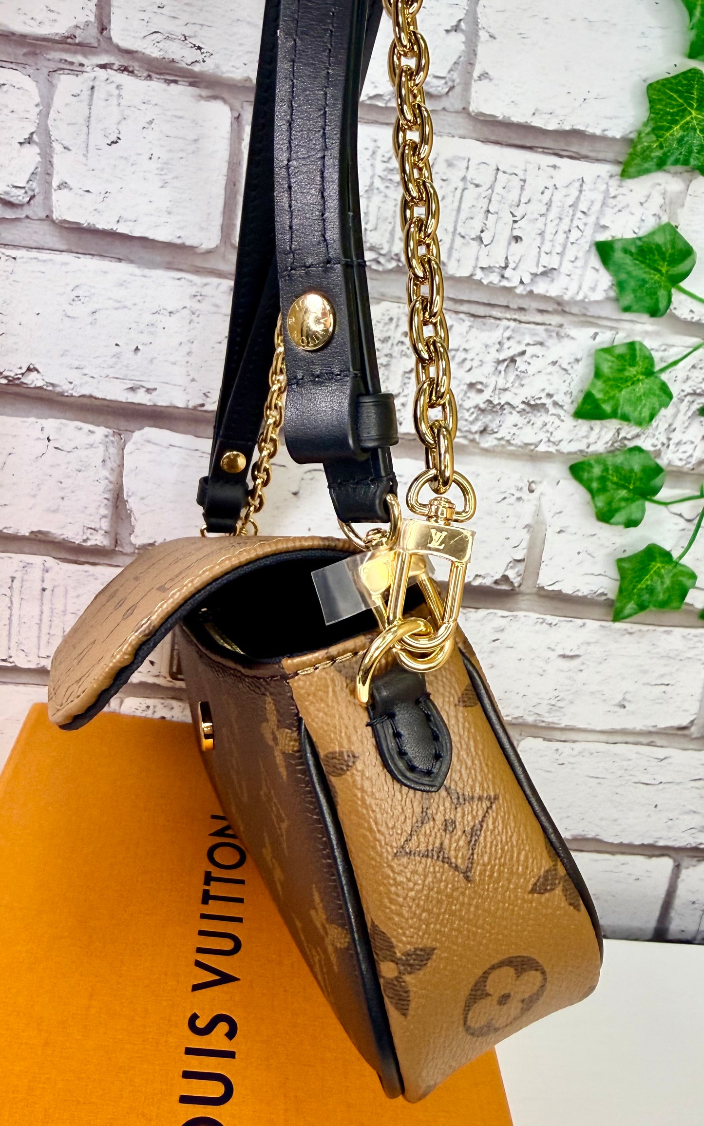 Louis Vuitton Reverse Monogram Ivy - Like New