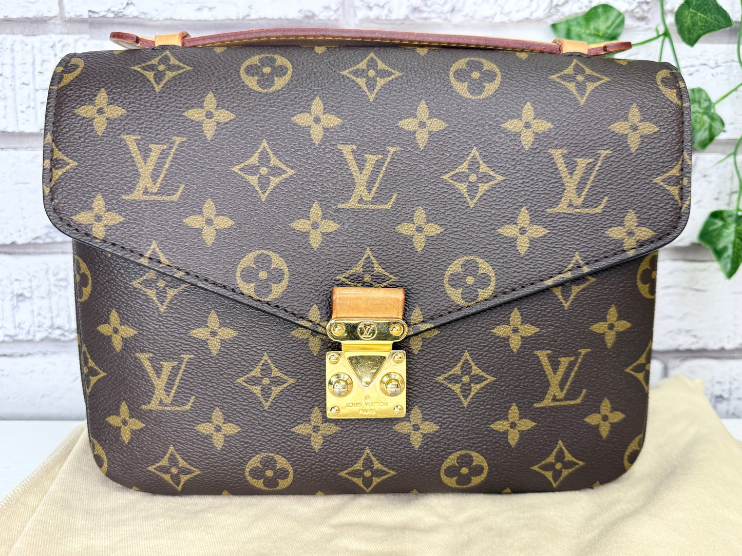 Louis Vuitton Pochette Métis (Monogram) - Great/Excellent