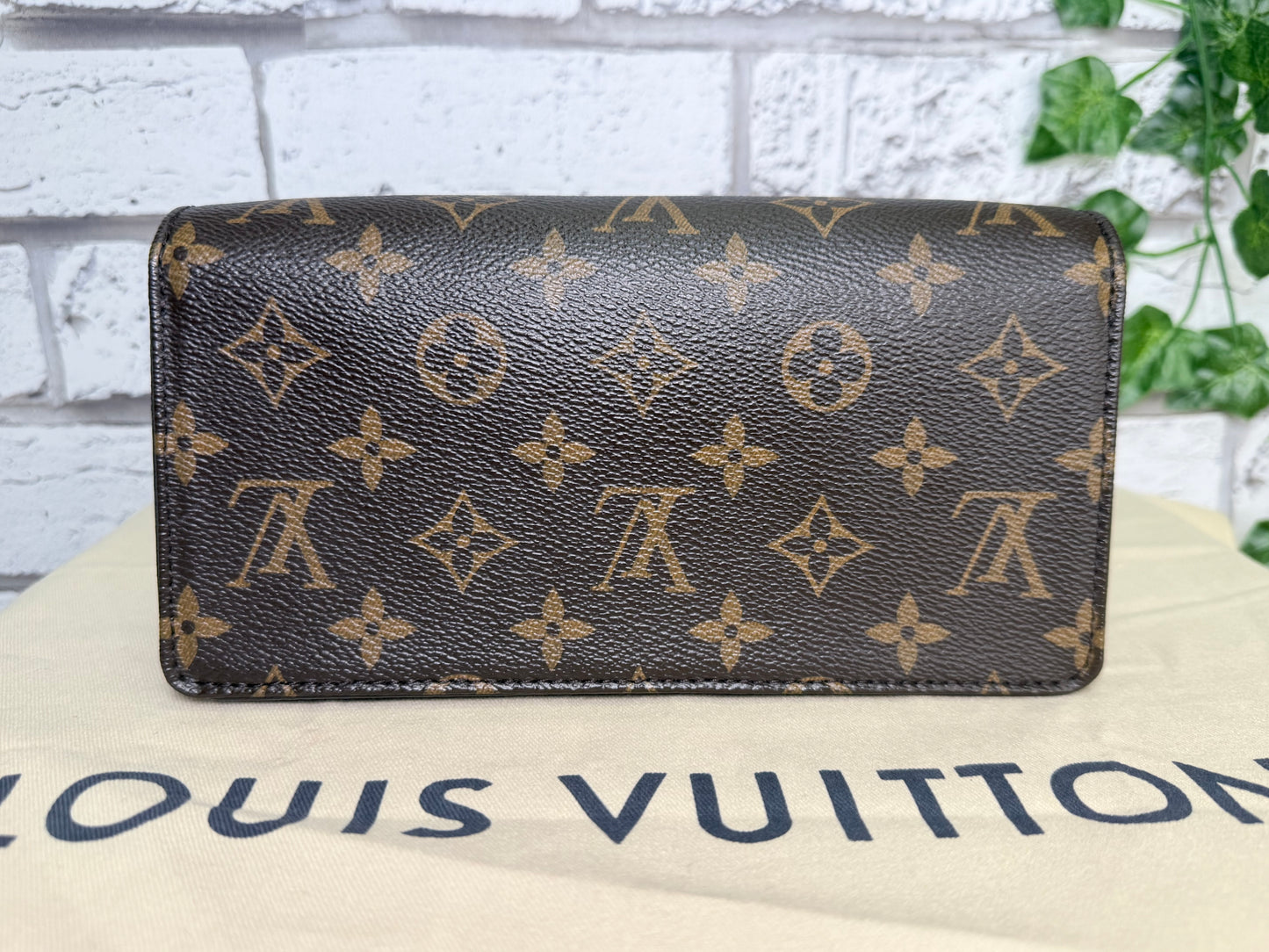 Louis Vuitton Chain Lily (Monogram) - Pristine