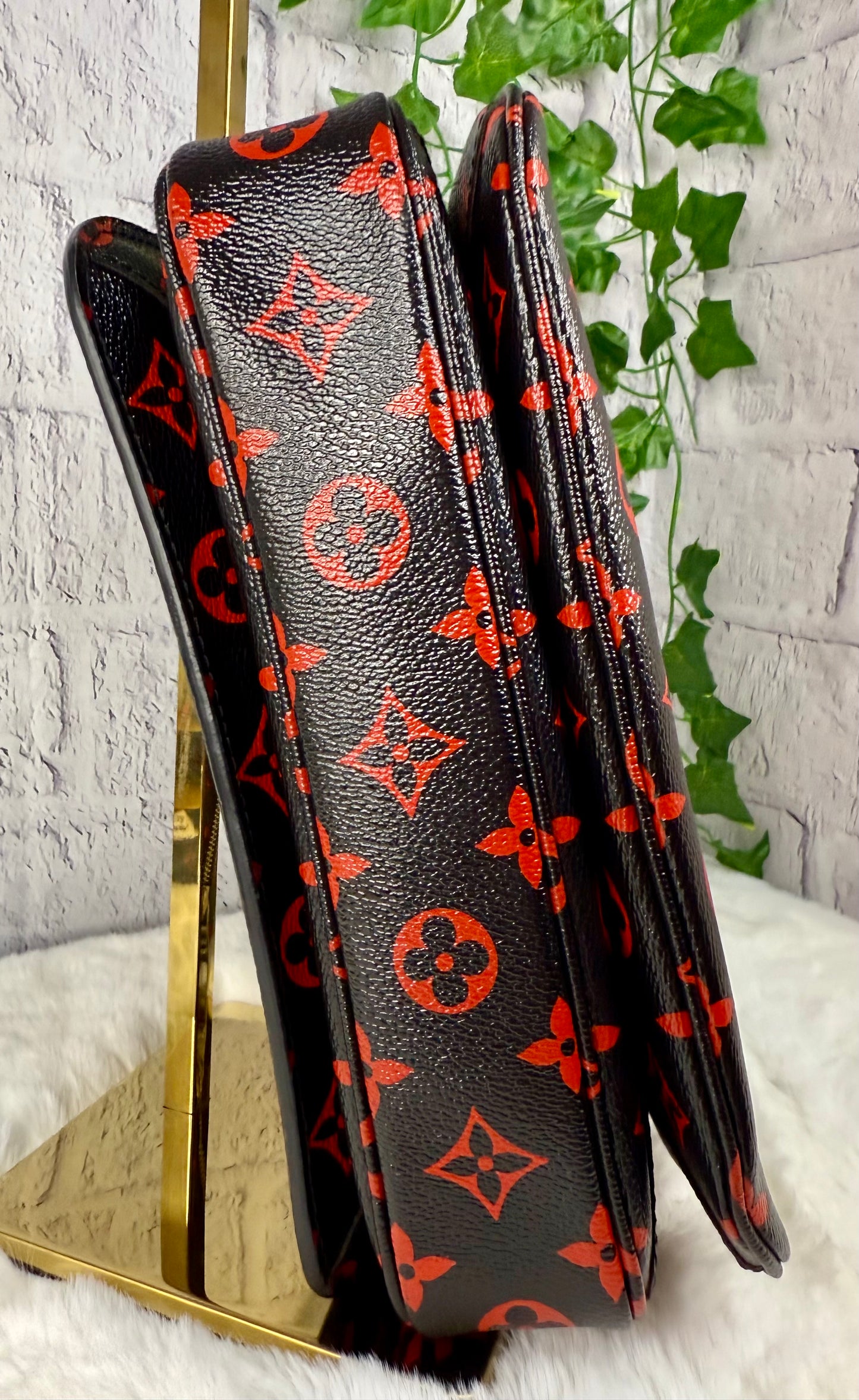 Louis Vuitton Limited Edition Infrarouge Pochette Métis