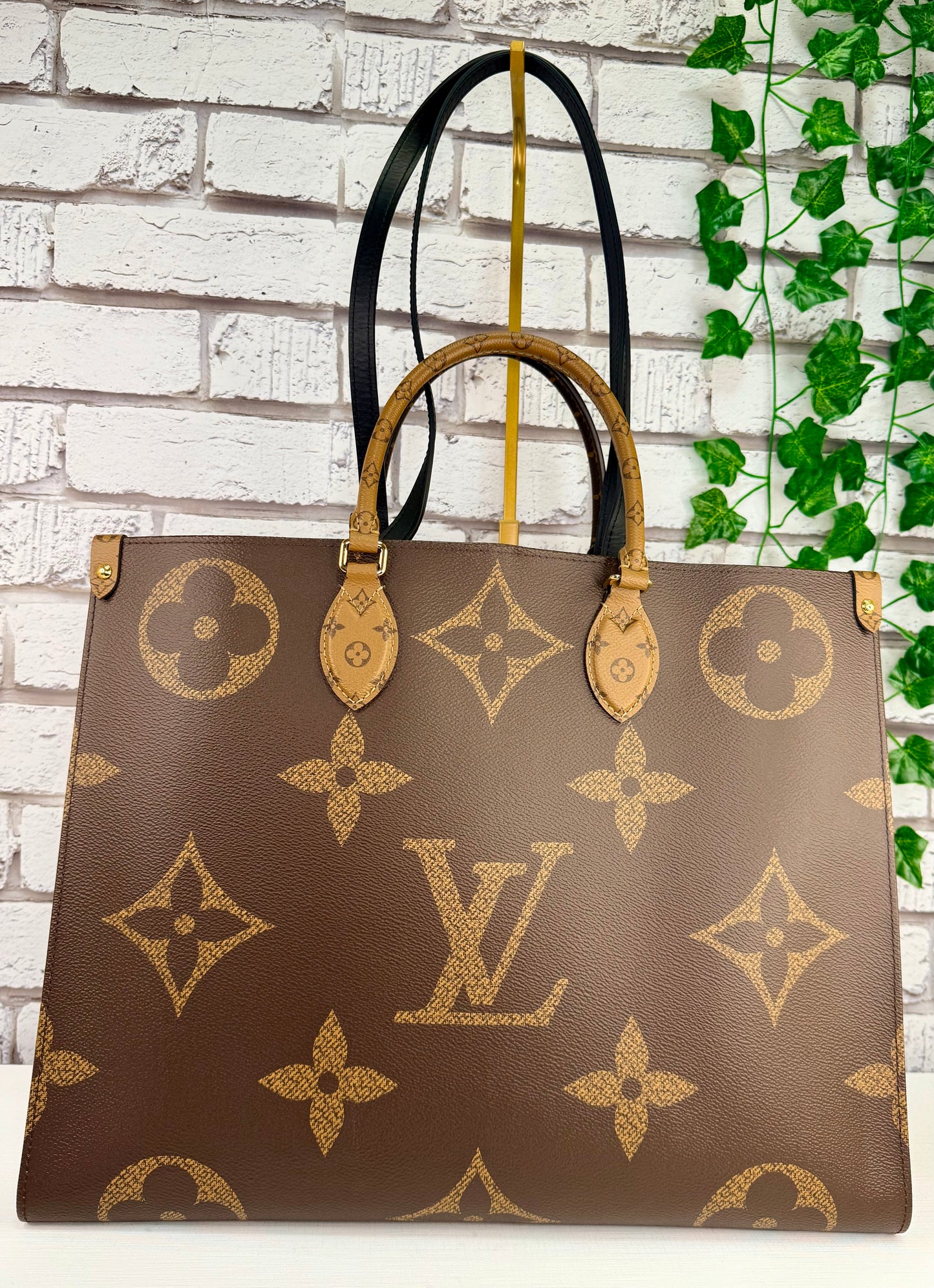 Louis Vuitton On The Go GM (Monogram Reverse)