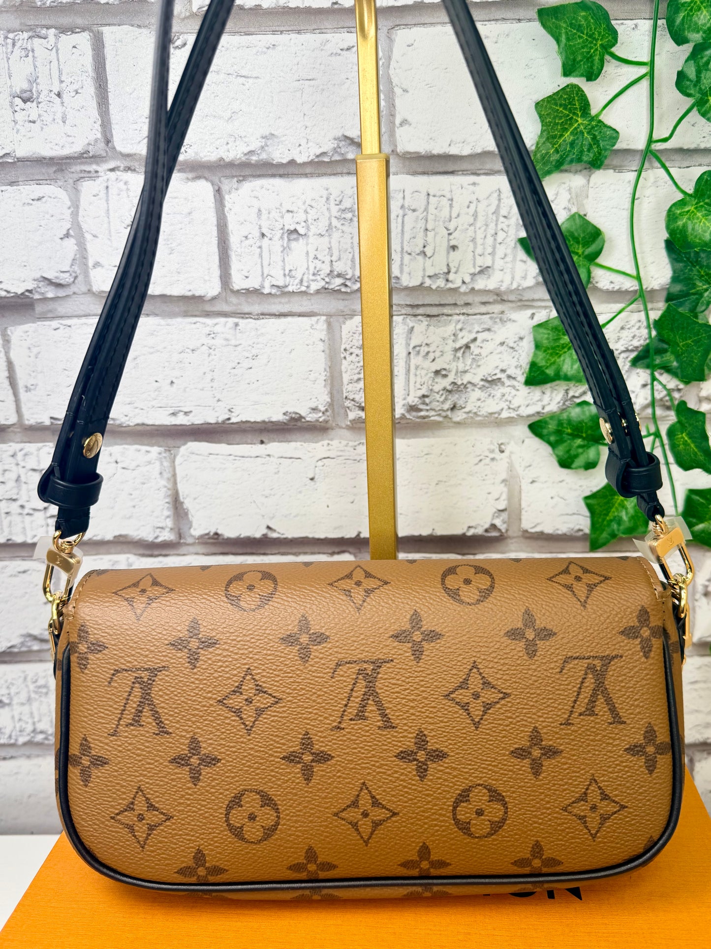 Louis Vuitton Reverse Monogram Ivy - Like New