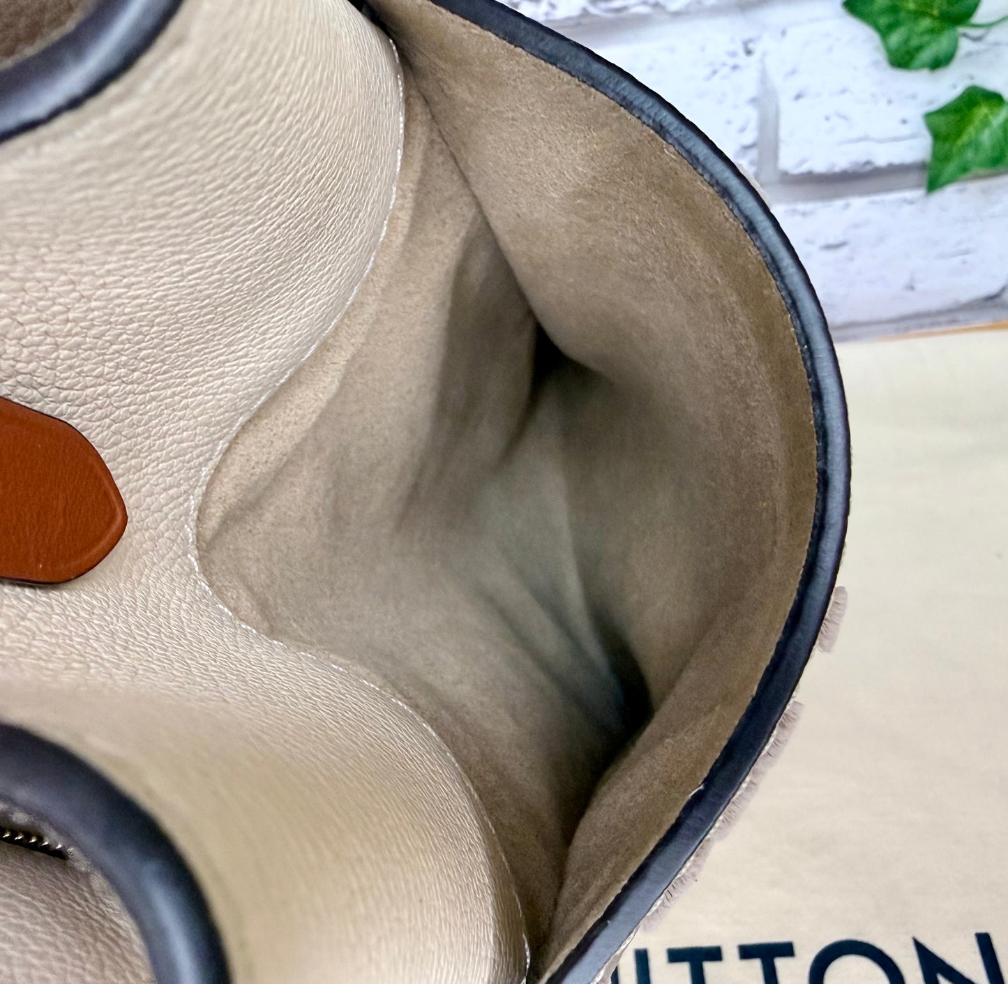 Louis Vuitton On My Side MM (Galet) - Excellent