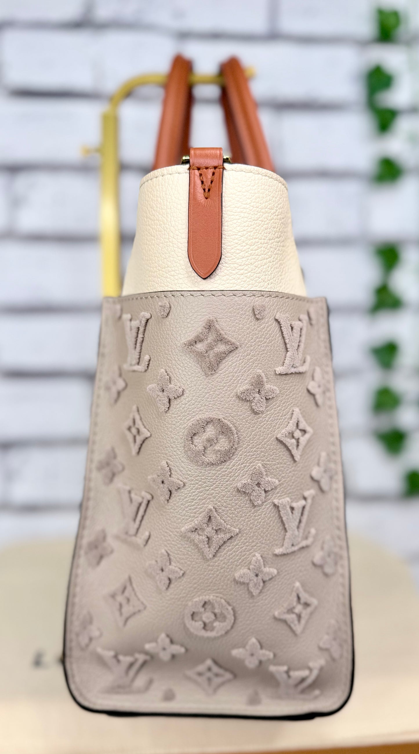Louis Vuitton On My Side MM (Galet) - Excellent
