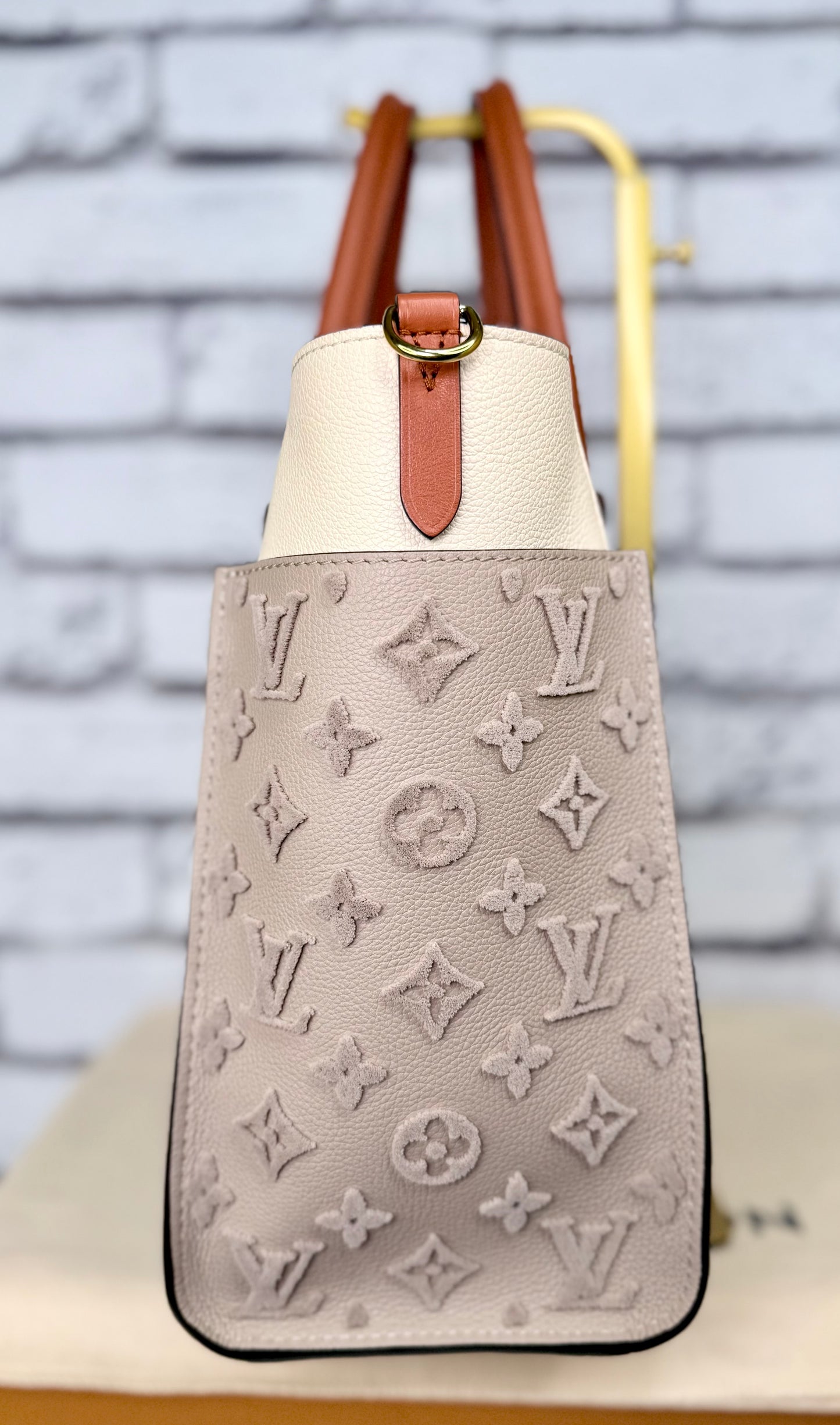 Louis Vuitton On My Side MM (Galet) - Excellent