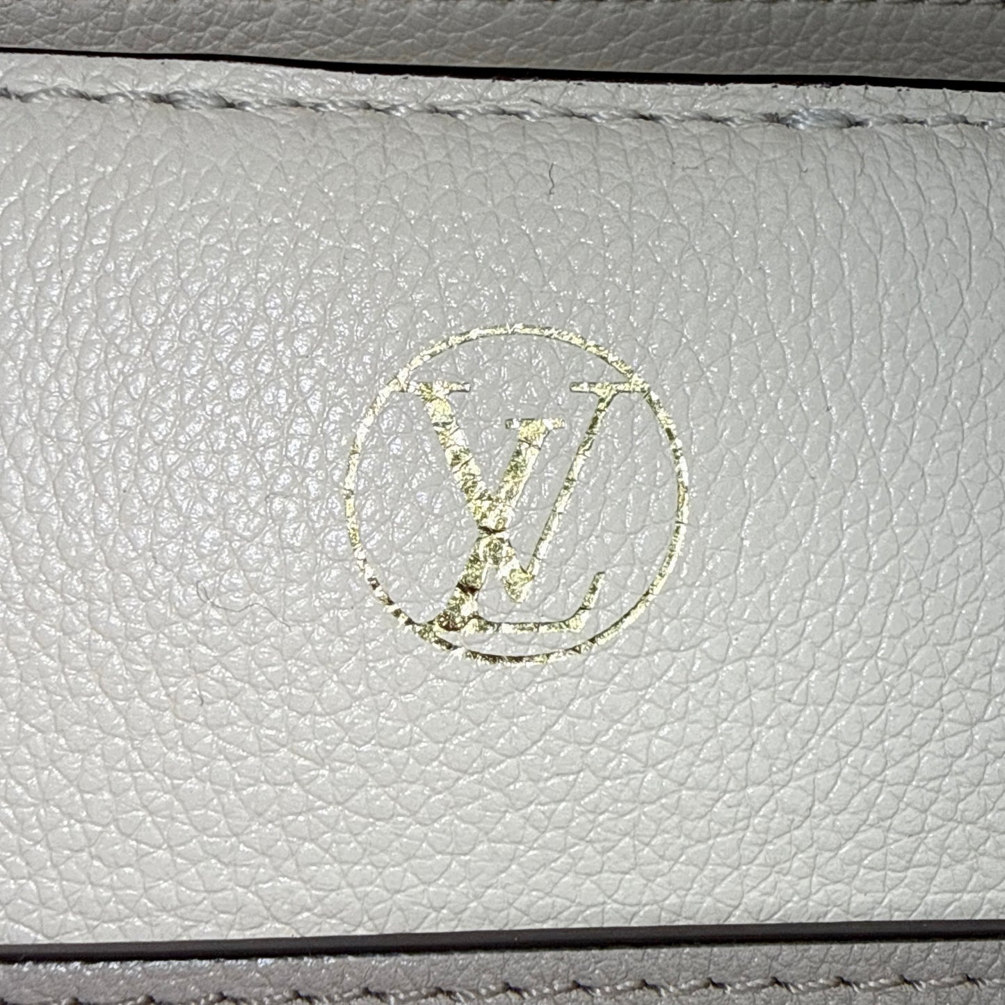 Louis Vuitton On My Side MM (Galet) - Excellent
