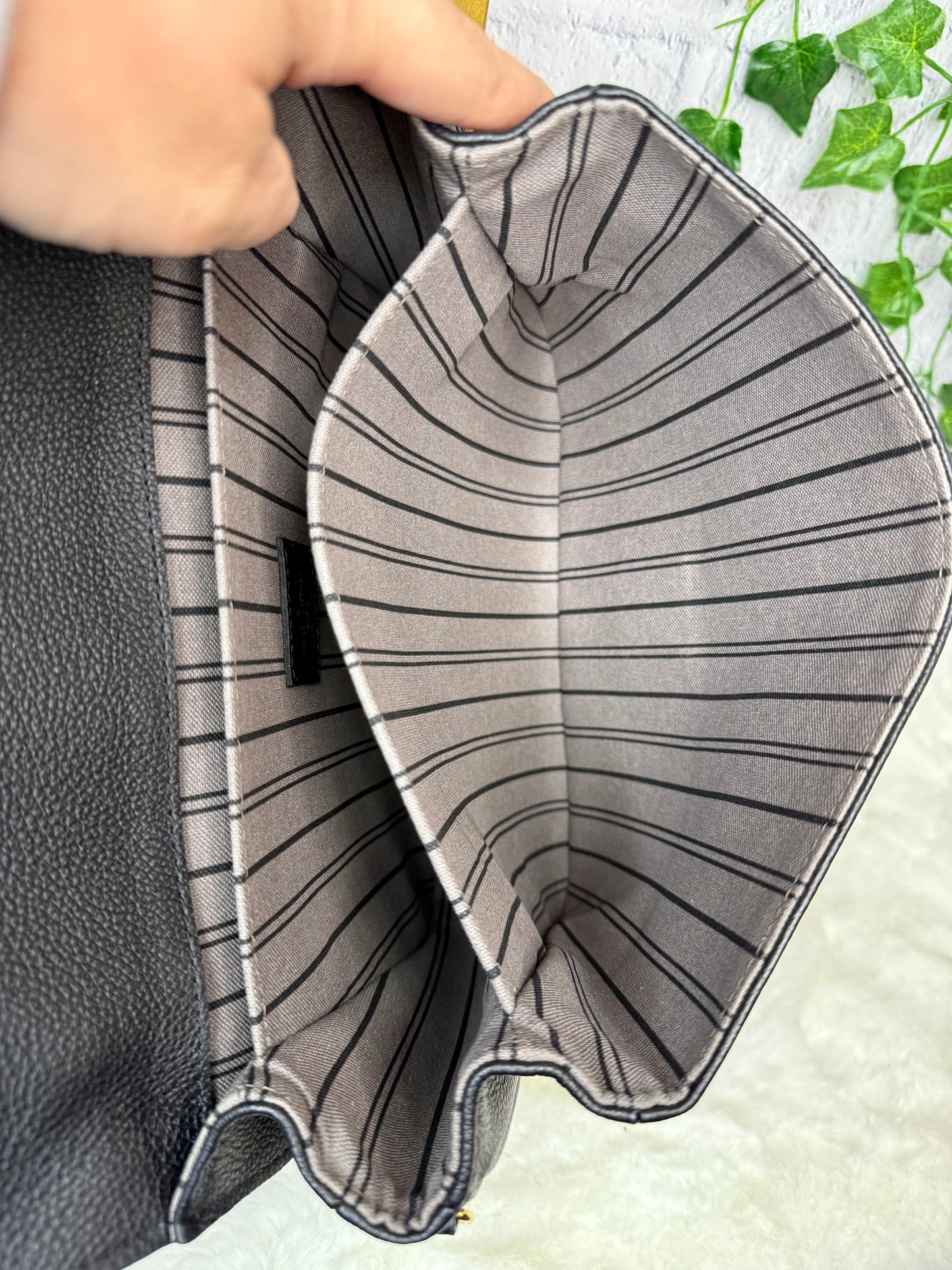 Louis Vuitton Pochette Métis Empreinte (Black)