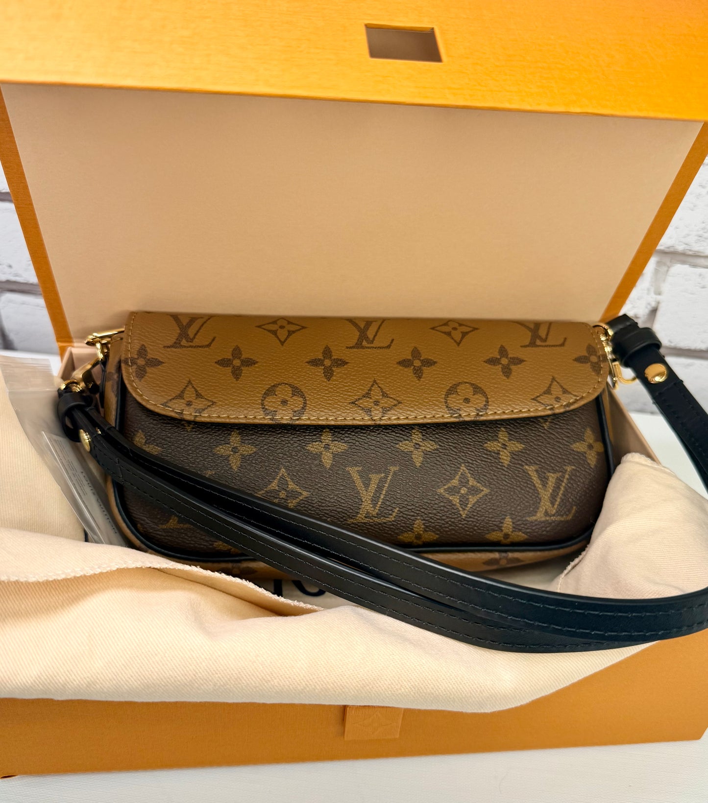 Louis Vuitton Reverse Monogram Ivy - Like New