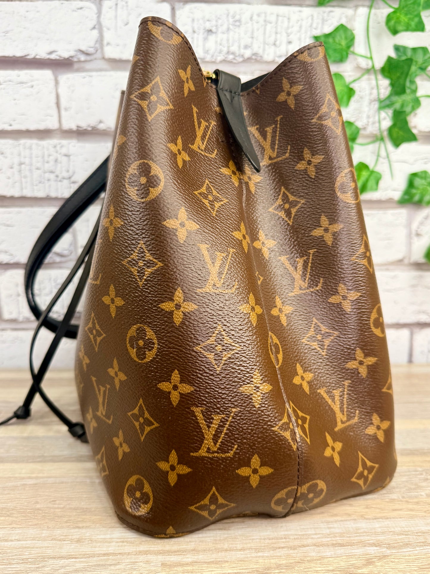Louis Vuitton Neo Noe MM (Monogram/Black) - Excellent