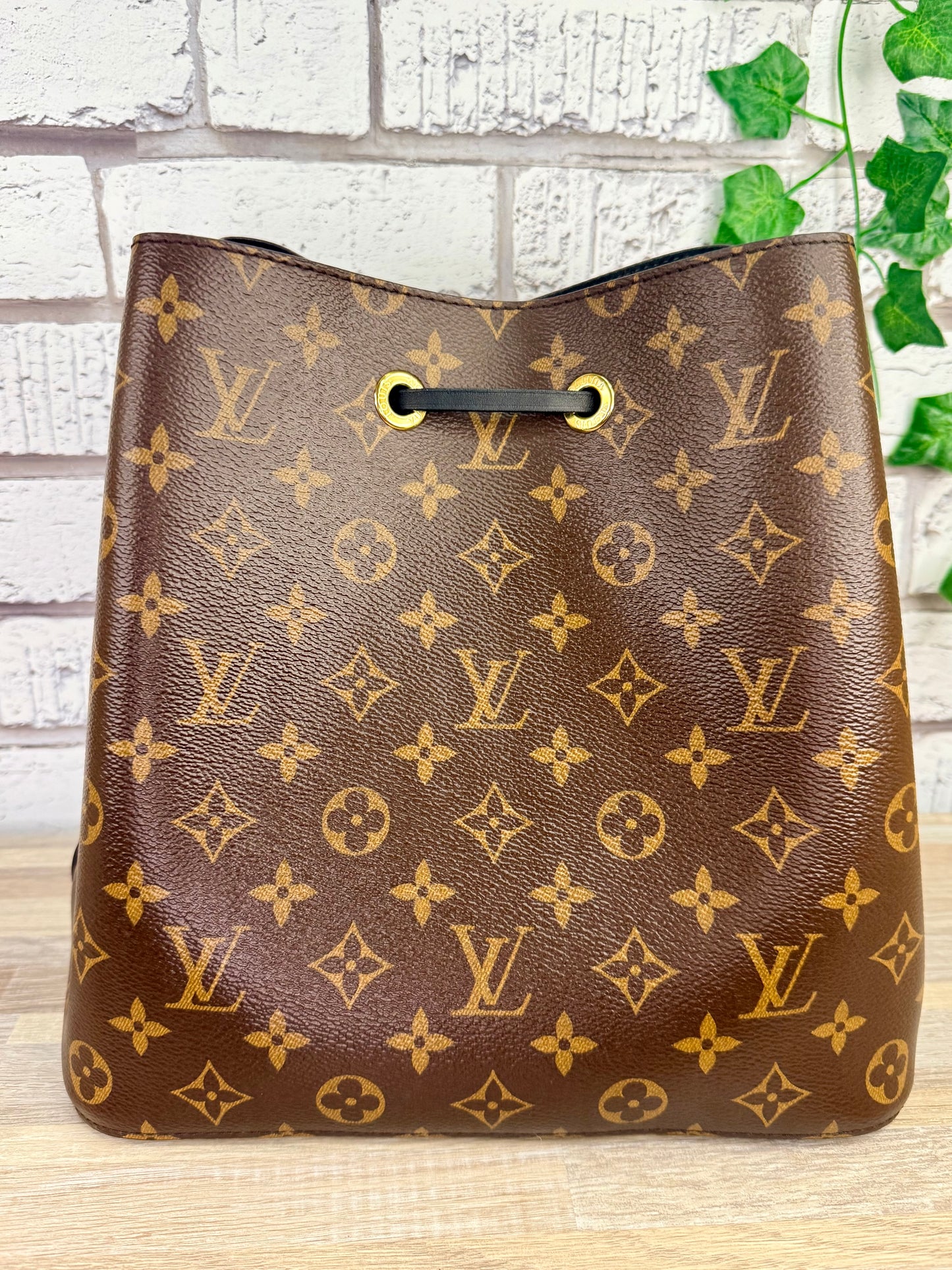 Louis Vuitton Neo Noe MM (Monogram/Black) - Excellent