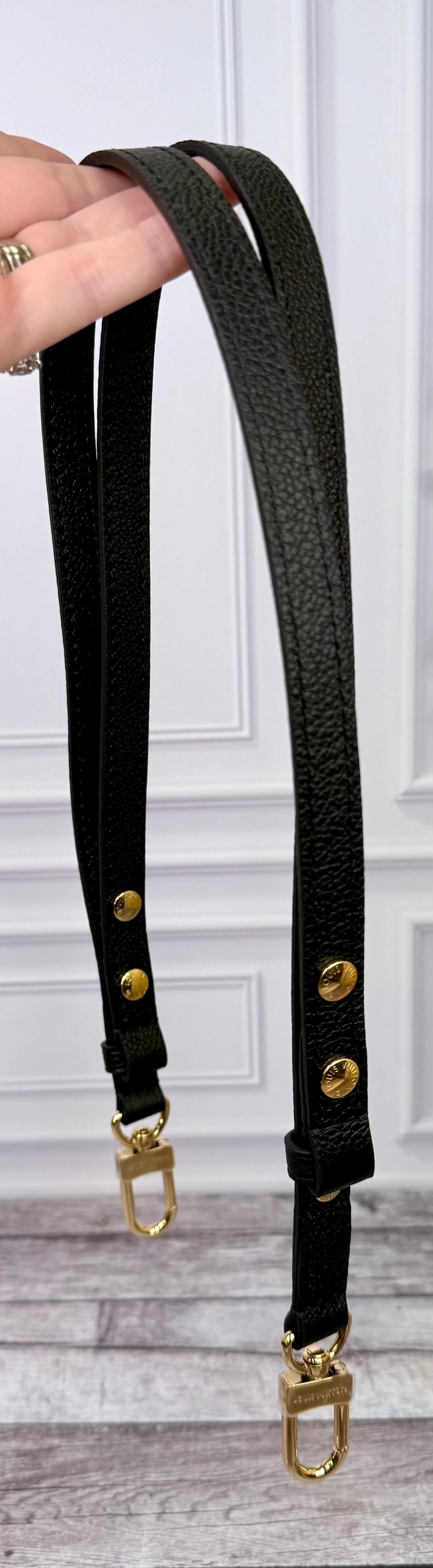 Louis Vuitton Empreinte Leather Neo Noe MM (Black) - Pristine