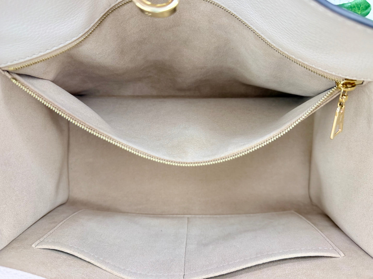 Louis Vuitton On My Side MM (Galet) - Excellent